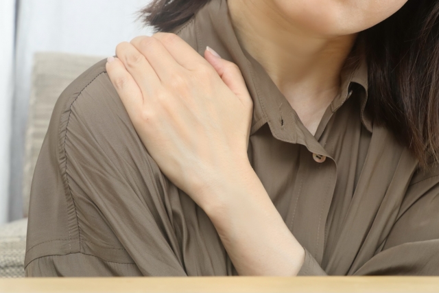 肩こりに悩む方のイメージ ひまわり鍼灸整骨院